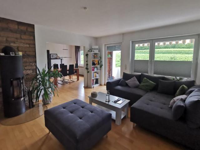 Gepflegte 4 Zimmer Wohnung mit Kamin & Loggia