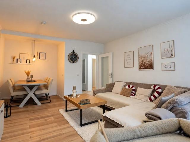 Gepflegte ca. 67m² große 3 Zimmer Wohnung mit Balkon, Einbauküche und Tageslichtbad