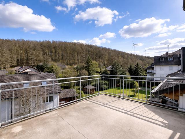 Gepflegte ca. 70 m² große ETW mit Tageslichtbad, großem Balkon und PKW Stellplatz