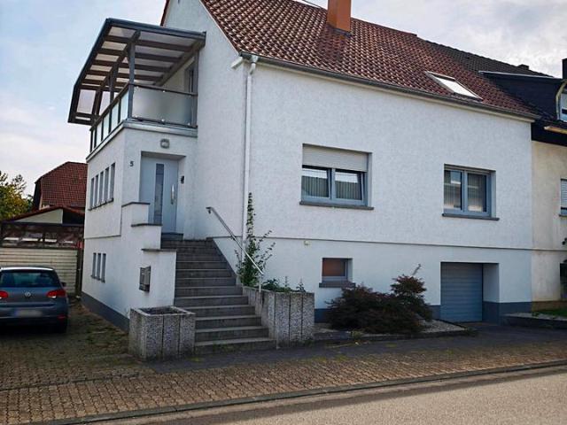 Gepflegte Doppelhaushälfte im Zentrum von Schmelz