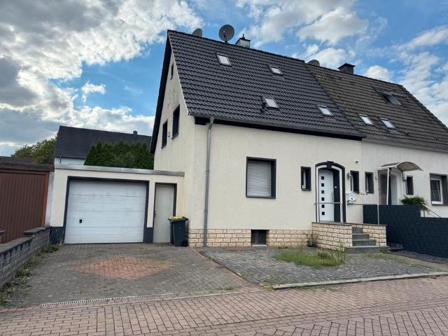 Gepflegte Doppelhaushälfte mit Garage, Garten & Terasse