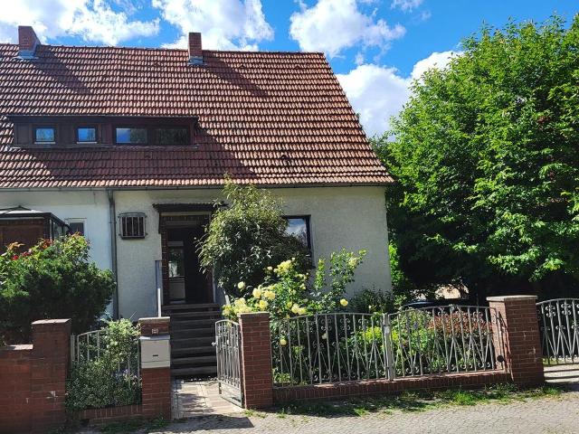Gepflegte Doppelhaushälfte mit Garten, Anbau & Carport in Berlin