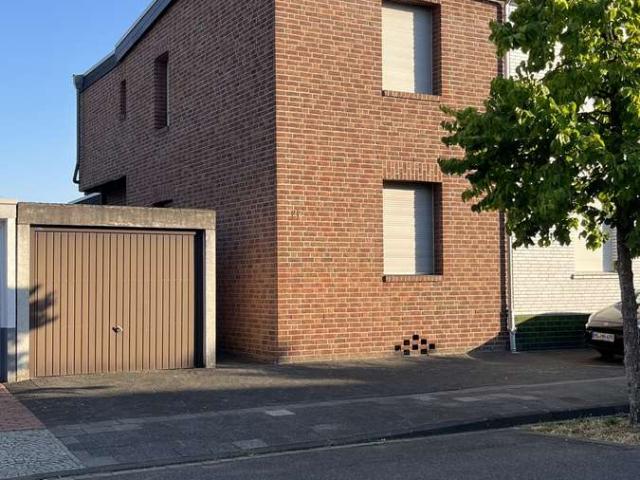 Gepflegte Doppelhaushälfte mit großem Garten und Garage