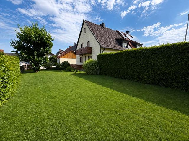 Gepflegte Doppelhaushälfte mit großem Platzangebot und Garten