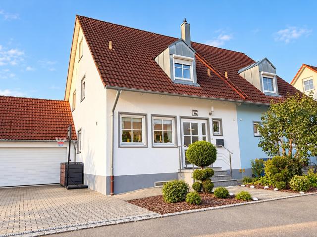 Gepflegte Doppelhaushälfte mit großer Terrasse, Dachstudio, Garage und moderner Ausstattung