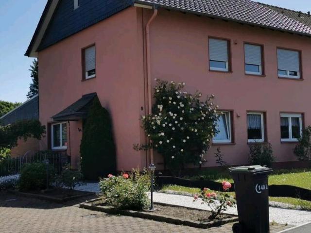 Gepflegte Doppelhaushälfte mit Einliegerwohnung