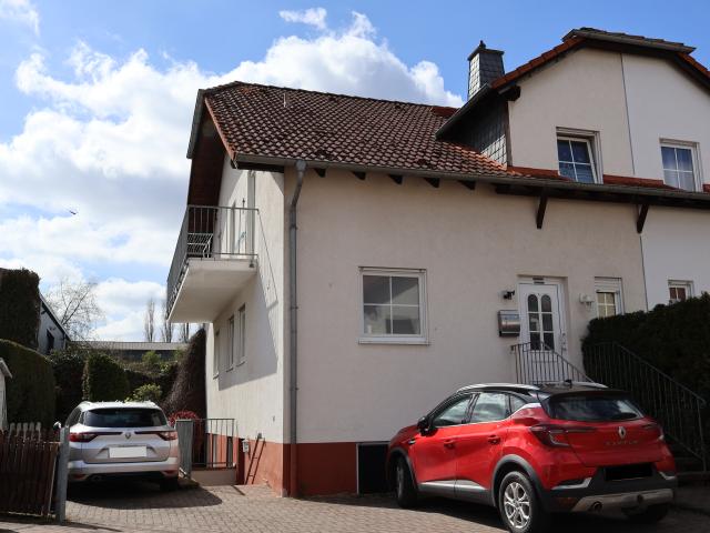 Gepflegte Doppelhaushälfte mit Einliegerwohnung, vermietet in Spiesheim