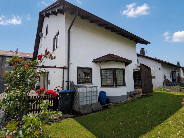 Gepflegte Doppelhaushälfte mit schönem Garten, Terrasse und optional zwei Garagen