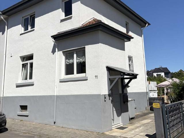 Gepflegte Doppelhaushälfte mit schönem Garten und zwei Terrassen