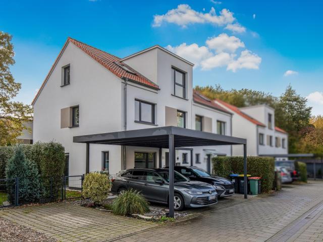 Gepflegte Doppelhaushälfte mit Südgarten, überdachter Terrasse & Doppel Carport – provisionsfrei
