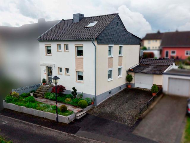 Reserviert Gepflegte Doppelhaushälfte mit Platz für zwei Familien in ruhiger Wohnlage von Hennef