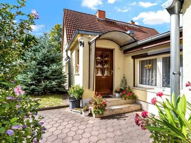 Gepflegte Doppelhaushälfte mit Wintergarten in attraktiver Lage von Halle Dautzsch