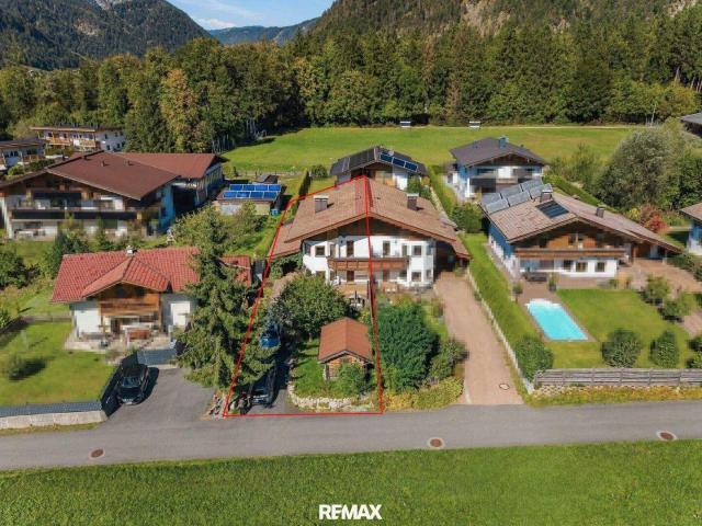 Gepflegte Doppelhaushälfte mit Terrasse, Balkon und zwei Kachelöfen