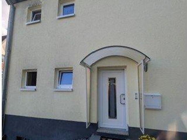 Gepflegte Doppelhaushälfte mit Terrasse, Garage mit direktem Haus