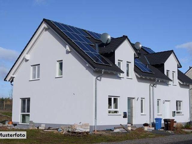 Gepflegte Doppelhaushälfte mit Terrasse, Keller und 2 Stellplätzen