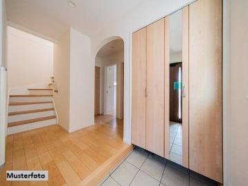 Gepflegte Doppelhaushälfte mit Terrasse, Keller und 2 Stellplätzen