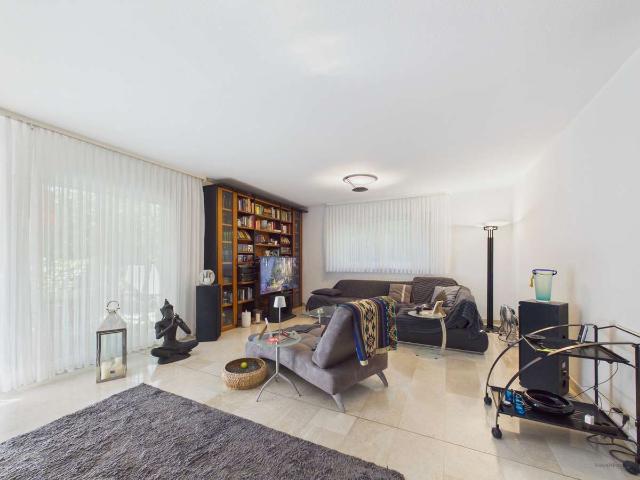 Gepflegte Erdgeschosswohnung mit Terrasse, Gartenanteil und Stellplatz