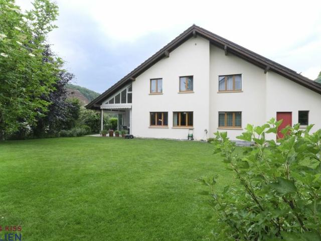 Gepflegte Familienresidenz mit Wintergarten und sonniger Gartenanlage