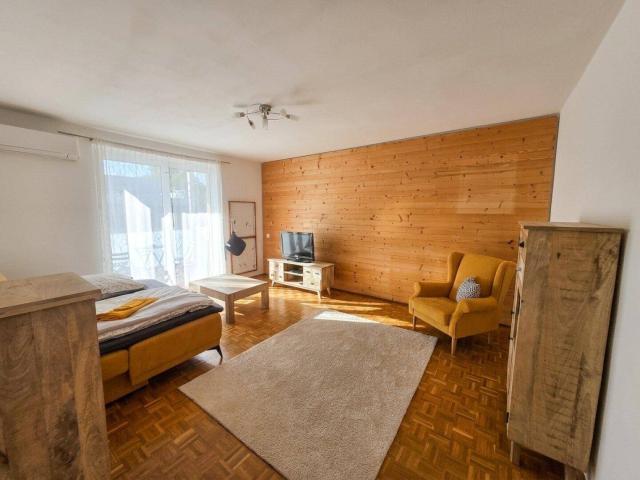 Gepflegte helle 2 Zimmer Wohnung mit Balkon, Parkplatz, Klimaanlage und Kellerabteil Mühlgasse
