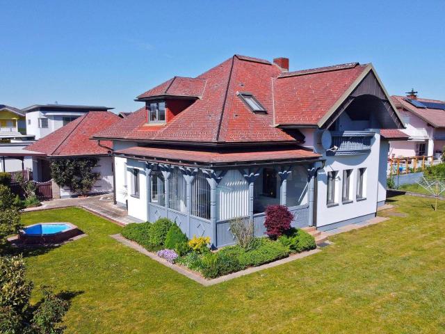 Gepflegte Landhaus Villa mit Garagengebäude, Carport und schönem Grundstück in Ebenthal bei Klagenfurt