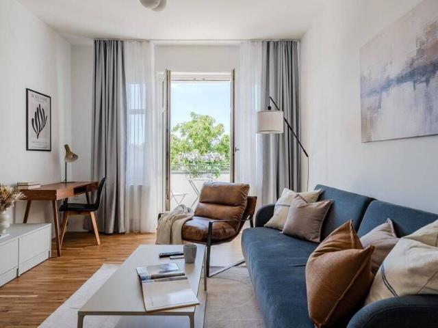 Gepflegte, möblierte 2 Zimmer Wohnung mit Balkon