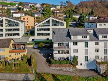 Gepflegte, moderne 4.5 Zi. Erdgeschosswohnung mit Sitzplatz