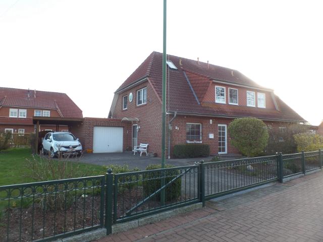 gepflegte, moderne DHH nähe Schulzentrum mit Garten, Garage, Geräteraum, Carport