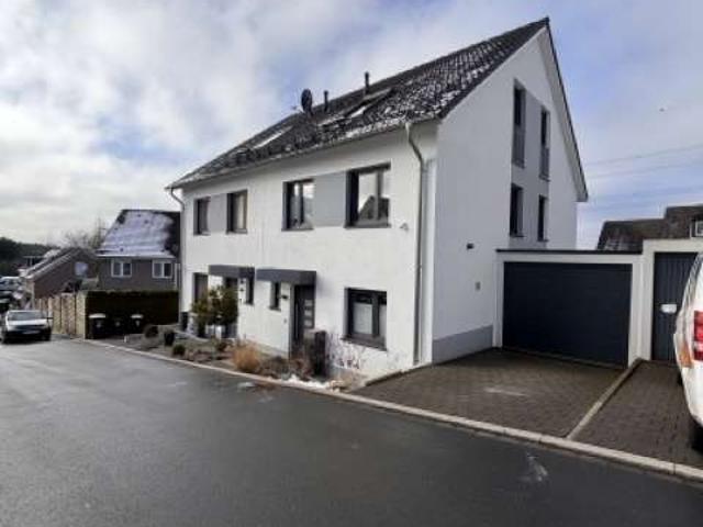 Gepflegte moderne Doppelhaushälfte BJ 2021 in Velbert mit 4 Zimmern