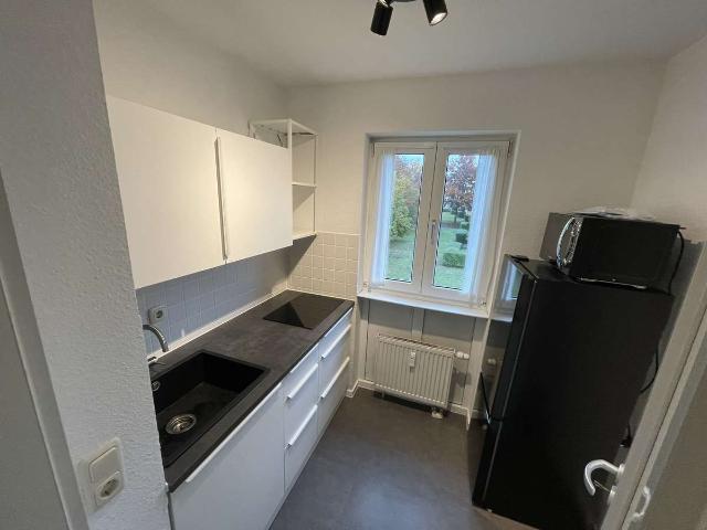 Gepflegte Wohnung im Grünen: 1,5 Zimmer, Balkon, neue Küche, TG Platz – Magdeburg Sudenburg