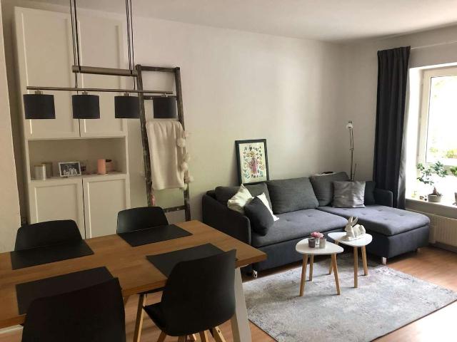 Gepflegte teilmöblierte 2 Zimmer Hochparterre Wohnung mit Einbauküche in Kiel Südfriedhof, Toplage