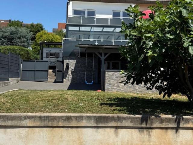 Gepflegte Terrasse mit Garten