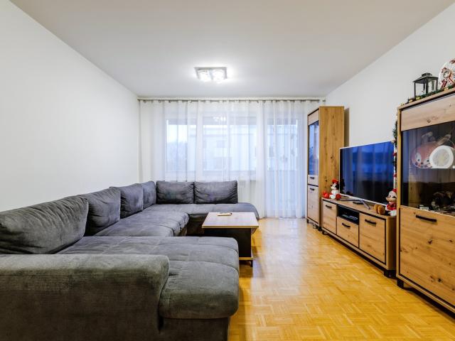 Gepflegte und gut vermietete 3,5 Zimmer Wohnung mit Loggia und Balkon
