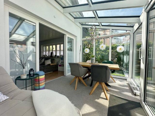 Gepflegte und großzügige 4,5 ZW mit Wintergarten! Terrasse und Garten=Gemeinschaftseigentum!
