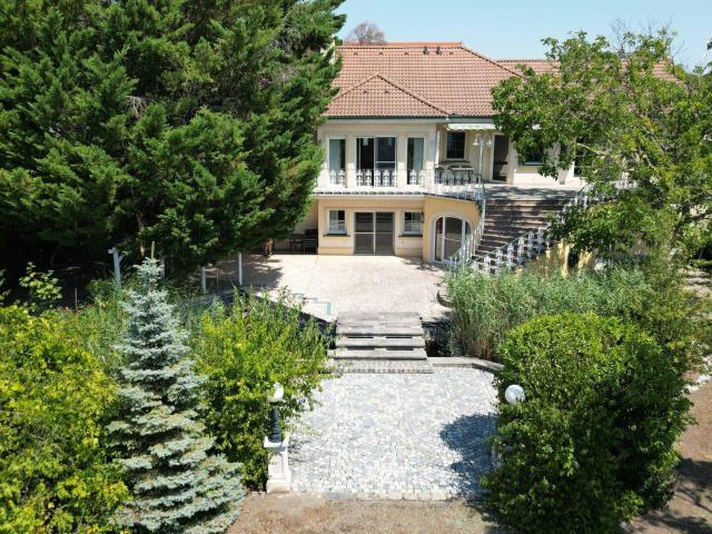Gepflegte Villa mit direktem Seeblick, Schwimmbiotop und Doppelgarage in Neusiedl am See