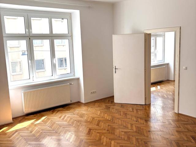 Gepflegter Altbau 3,5 Zimmer mit Balkon, Parkett und Einbauküche