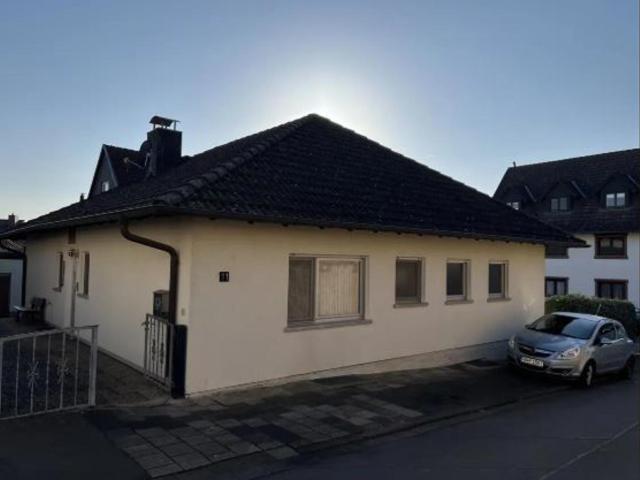 Gepflegter Bungalow mit 3 Garagen und Scheune OT Bauernheim