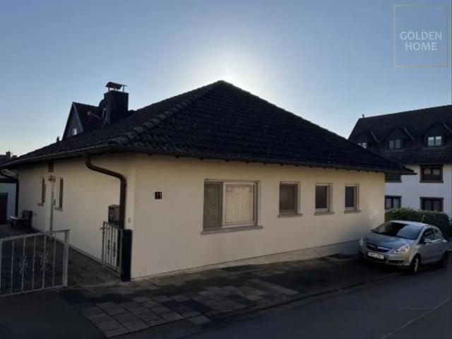 Gepflegter Bungalow mit 3 Garagen und Scheune OT Bauernheim