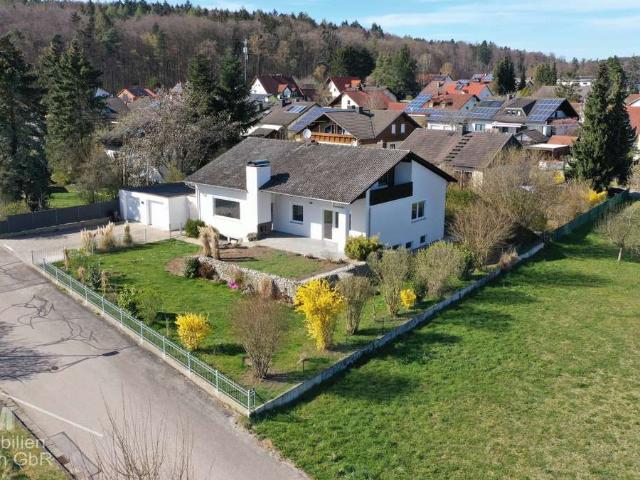 Gepflegter Bungalow mit Ausbaupotenzial im DG, herrlichem Garten und Doppelgarage in Top Lageg