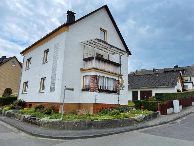 Gepflegtes Mehrfamilienhaus mit Nebengebäude in 65329 Hohenstein