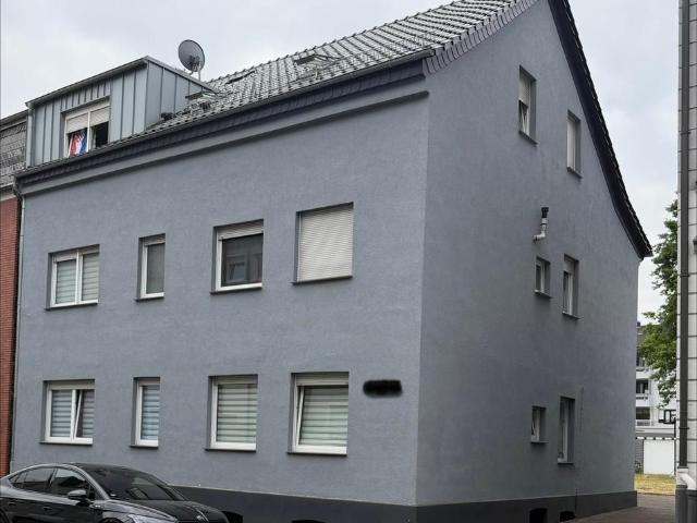 Gepflegtes Mehrfamilienhaus mit großem Garten und Garagen