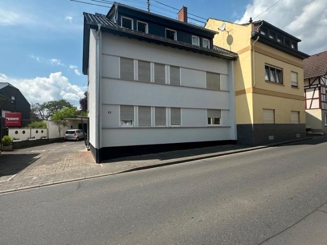 Gepflegtes Mehrfamilienhaus mit zusätzlichem Baugrundstück