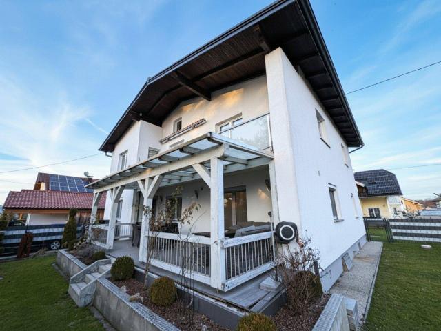 Gepflegtes Mehrfamilienhaus mit 3 Wohneinheiten, Doppelgarage und großem Grundstück