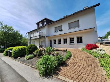 Gepflegtes Mehrfamilienhaus mit 6 Wohnungen und 16 Garagen