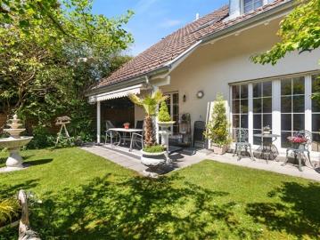 Gepflegtes Doppeleinfamilienhaus mit Gartenidylle