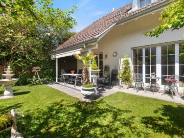 Gepflegtes Doppeleinfamilienhaus mit Gartenidylle