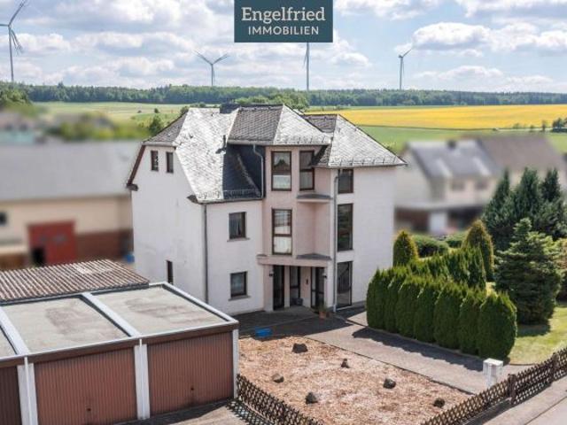 Gepflegtes Dreifamilienhaus mit Anbau und Garagenhof auf weitläufigem Baugrundstück