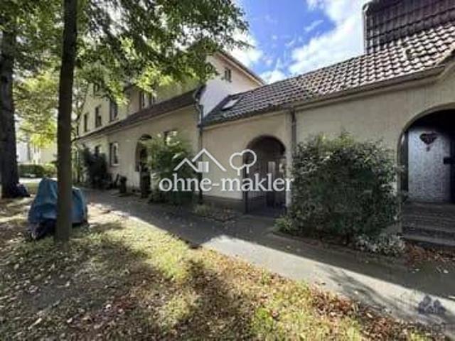 GEPFLEGTES EIN ZWEIFAMIELIENHAUS