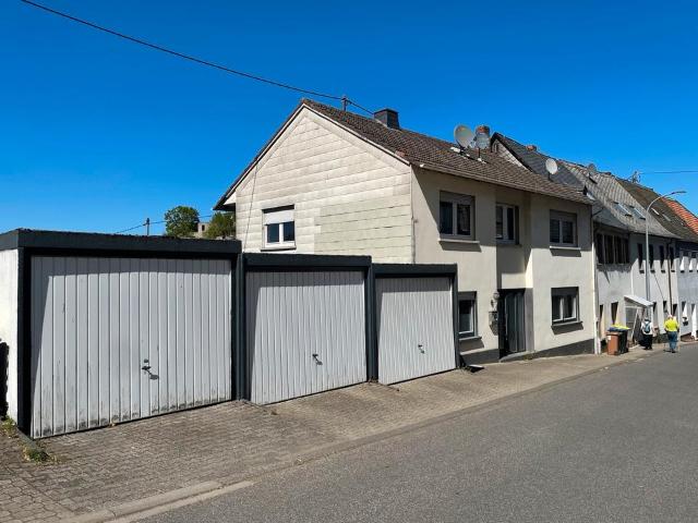 Gepflegtes Ein Zweifamilienhaus mit 3 Garagen zu verkaufen