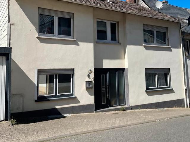 Gepflegtes Ein Zweifamilienhaus mit 3 Garagen zu verkaufen
