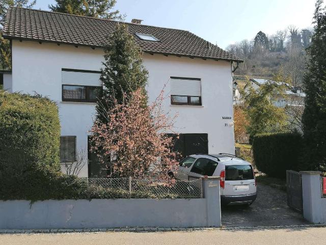 Gepflegtes Ein bis Zweifamilienhaus mit Garten und Garagen